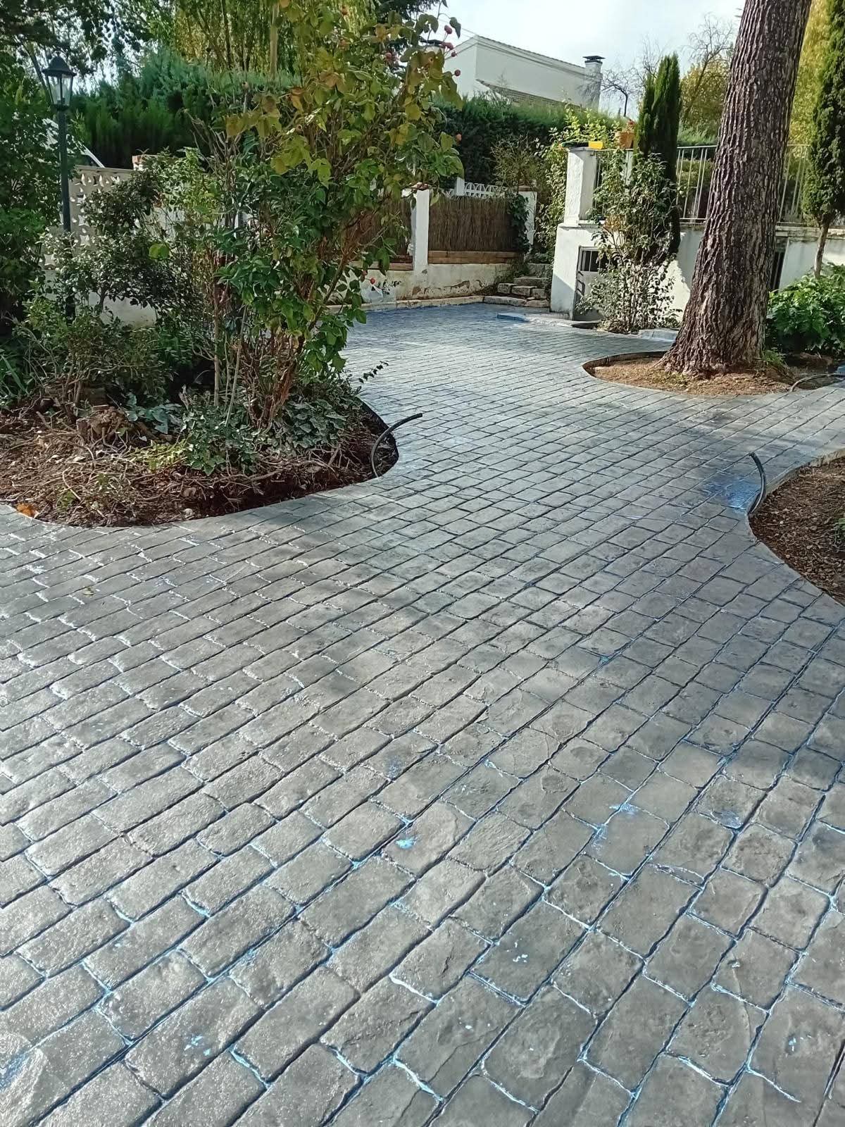Curte - model pavaj gri - beton amprentat