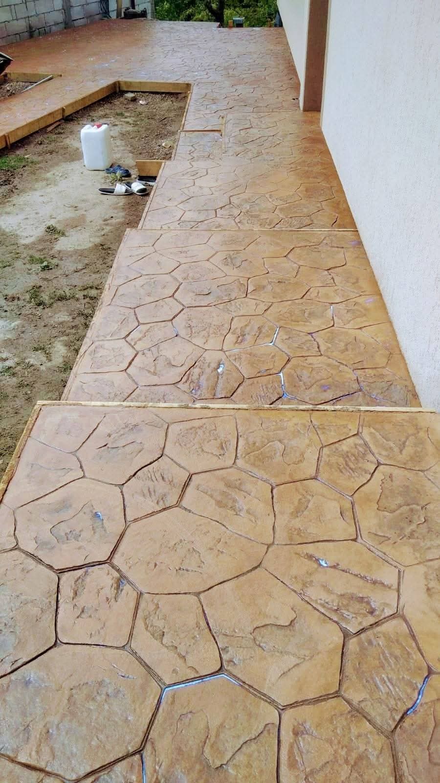 Alee din beton amprentat, model piatra neregulata