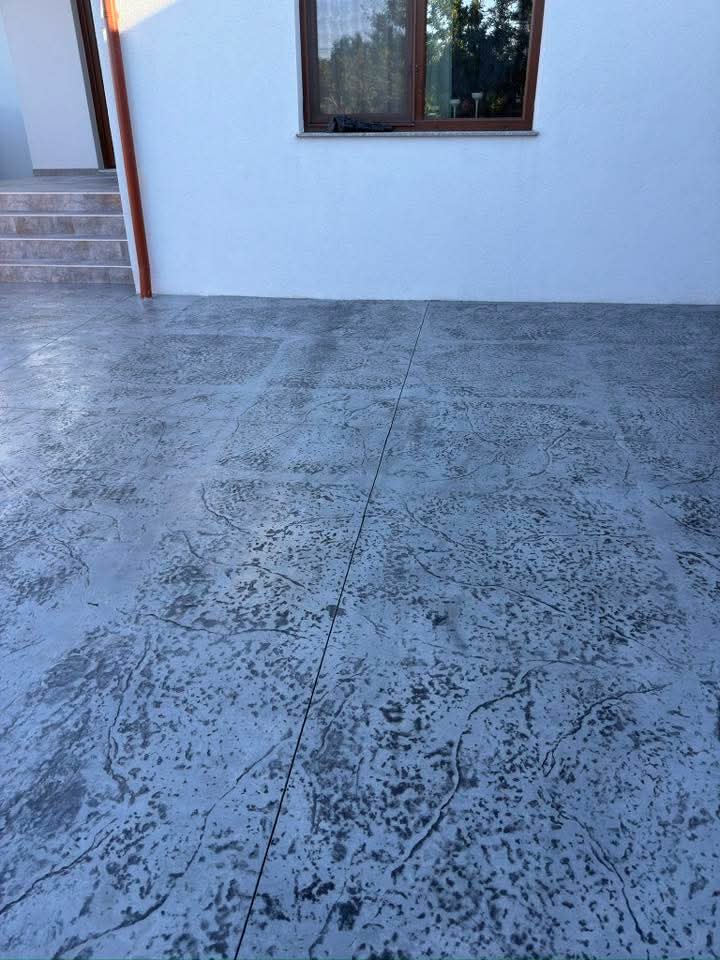 Terasa din beton amprentat, textura piatra gri