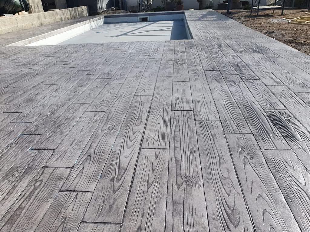 Zona piscina din beton amprentat, model lemn gri